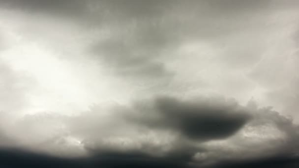 Tmavá a dramatická bouřková oblaka pozadí. Časový výpadek — Stock video