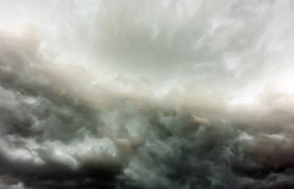 어둡고 극적 인 폭풍 구름 지역의 배경 — 스톡 사진