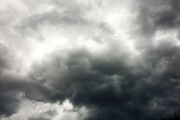 Scuro e drammatico nuvole di tempesta area sfondo — Foto Stock