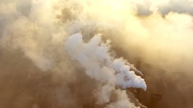 Endüstriyel borulardan atmosfere emisyon. Smokestack boru drone ile ateş