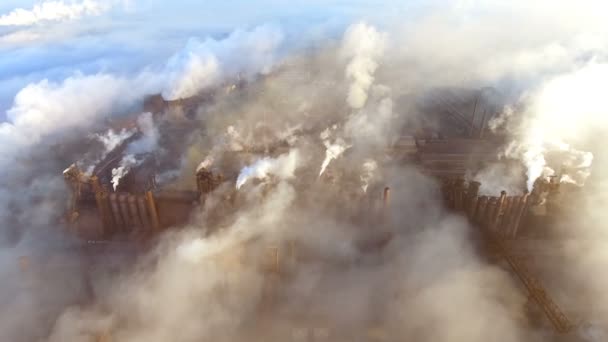El humo y el hollín se emiten desde las tuberías de la fábrica de la planta metalúrgica — Vídeo de stock