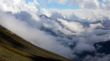 Gün doğumu sırasında dağa karşı bulut ve duman haddeleme Timelapse