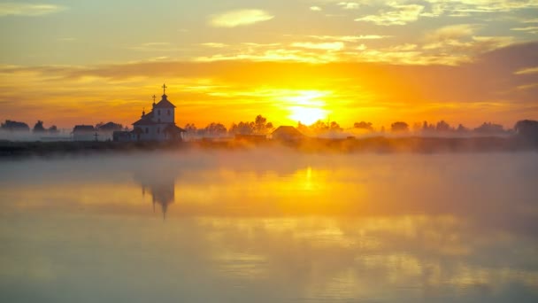 Mały kościół wsi w mglisty poranek. Czas wschodu słońca. Region kijowski, Ukraina. — Wideo stockowe