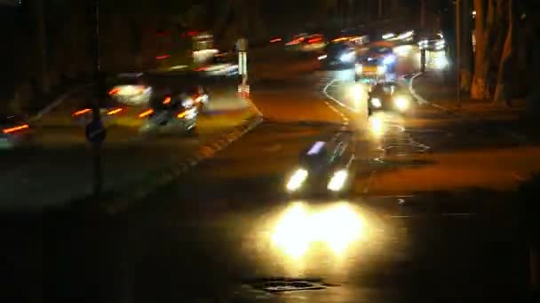 A estrada no fundo do fluxo de tráfego. Boa noite, à noite. Desfasamento temporal — Vídeo de Stock