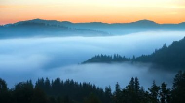 Ukrayna dağların zaman atlamalı çok güzel doğa, Highlands, Hareketli bulutlar görüntülemek.
