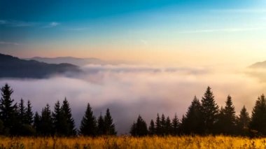 Ukrayna dağların zaman atlamalı çok güzel doğa, Highlands, Hareketli bulutlar görüntülemek.