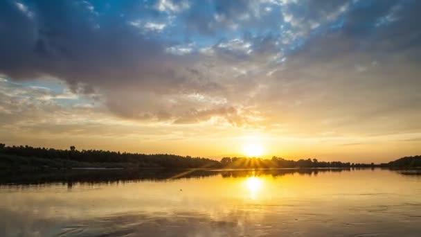 Goldener Sonnenaufgang mit dramatischer Wolkenlandschaft über dem See -Video — Stockvideo