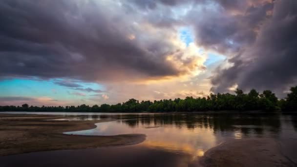 Złoty wschód słońca z dramatycznym Cloudscape nad jeziorem wideo — Wideo stockowe