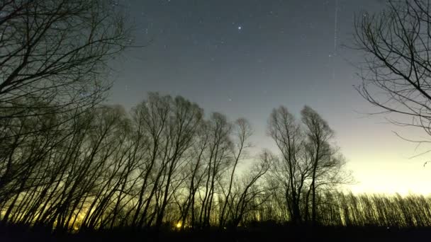 Timelapse de trilhas de estrelas em movimento no céu noturno. A galáxia Via Láctea girando sobre a cordilheira no verão — Vídeo de Stock