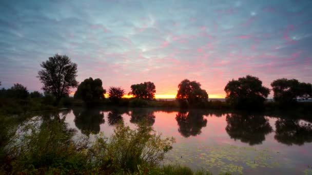 Lever de soleil doré avec un paysage nuageux spectaculaire sur le lac vidéo — Video