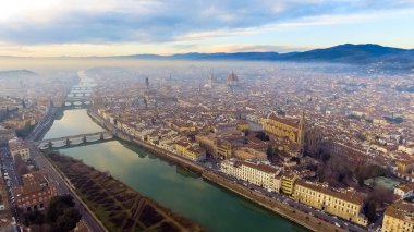 Hava. Şehir Floransa İtalya ile kubbe ve Palazzo della Signoria ve arno Nehri Panoraması