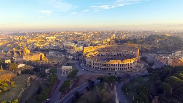 Coliseu ou Coliseu, Anfiteatro Flaviano em Roma, Itália — Fotografia de Stock