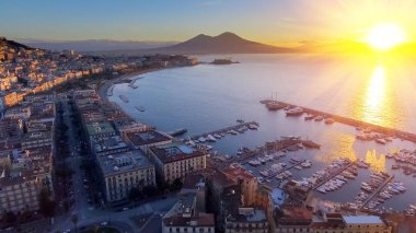 Napoli, İtalya. Naples, Campania, İtalya hava cityscape görüntüsünü gündoğumu sırasında.