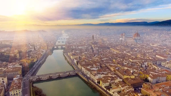 AERIAL. Panorama da cidade de FLORENCE na Itália com a cúpula e Palazzo della Signoria e rio arno — Fotografia de Stock