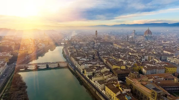 Antenne. Panorama der Stadt Florenz in Italien mit der Kuppel und dem Palazzo della Signoria und dem Fluss Arno — Stockfoto