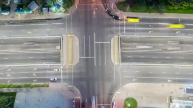 Uçak gece yarısı şehir içi görüntüleri. Havadan görünümü.