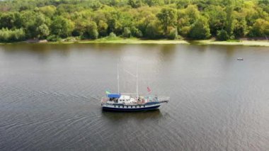 Yat, İHA ile nehirde uçuyor Yat etrafında uçuyor