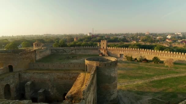 Vue aérienne de la vieille forteresse de Belgorod-Dniester au lever du soleil, en Ukraine — Video