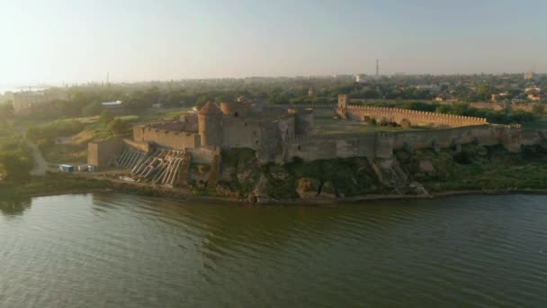 Вид с воздуха на Старую крепость в Белгороде-Днестре на Санрайз, Украина — стоковое видео