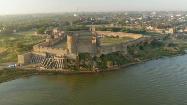 Vista aérea de la antigua fortaleza en Belgorod-Dniester al amanecer, Ucrania — Vídeo de stock