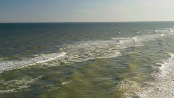 美丽的热带海滩空中 - 从上面冲击空旷海滩的海浪的鸟瞰图 — 图库视频影像