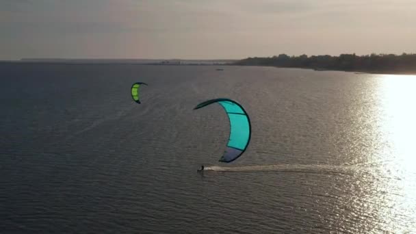 Luftaufnahme des Kitesurfers beim Gleiten und Springen über das Meer — Stockvideo