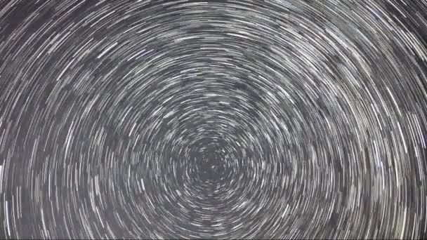 TimeLapse mozog csillag ösvények az éjszakai égen. A Tejútrendszer rotációs
