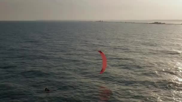 Kitesurfers passeio em ondas no verão no mar em tempo ventoso — Vídeo de Stock