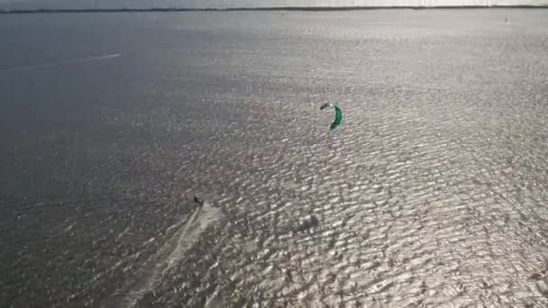 Flygbild av kitesurfare glida och hoppa över havet — Stockvideo
