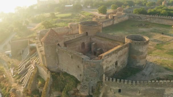 Vue aérienne de la vieille forteresse de Belgorod-Dniester au lever du soleil, en Ukraine — Video