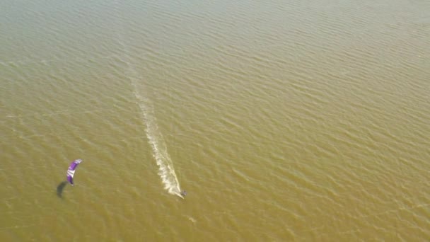 风筝冲浪者在夏天的海上风帆天气中乘风破浪 — 图库视频影像