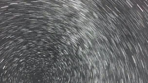 Чумацький шлях і зірки рухаються по нічному небі, проміжок часу 4K — стокове відео
