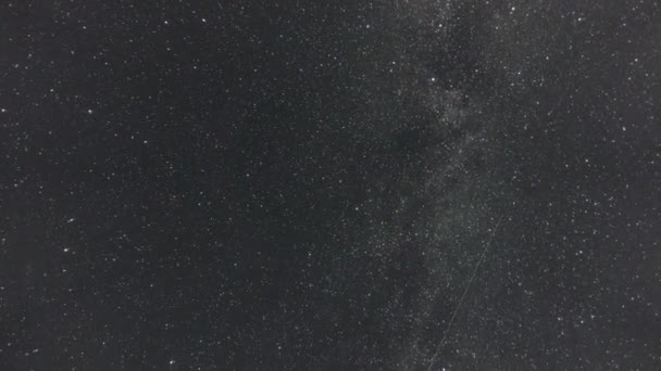 天の川と夜空を横切って移動する星、タイムラプス4k — ストック動画