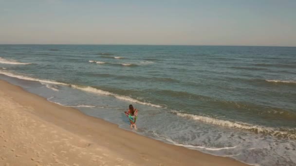 Delgada mujer deportiva está corriendo sola en la mañana temprano en la costa. cámara lenta — Vídeos de Stock
