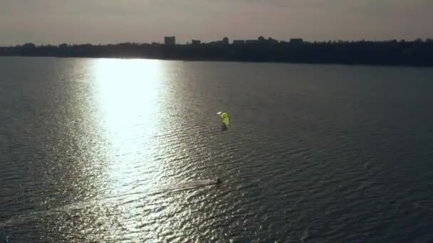 Luchtfoto van kitesurfer glijden en springen over de Oceaan — Stockvideo