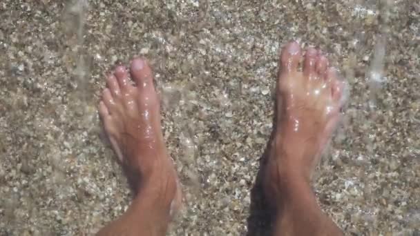 Mänskliga fötter tvättas av havets vågor — Stockvideo