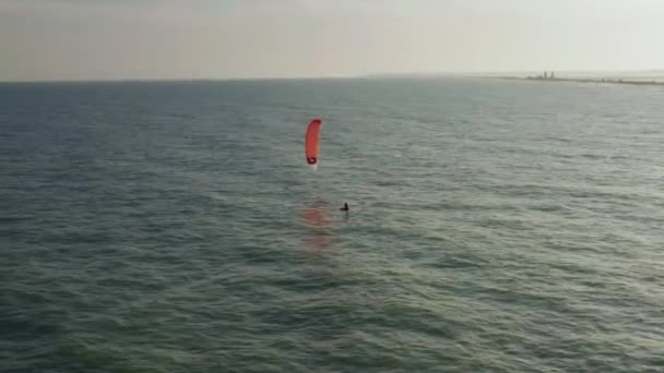 Kitesurfers paseo en olas en el verano en el mar en tiempo ventoso — Vídeos de Stock