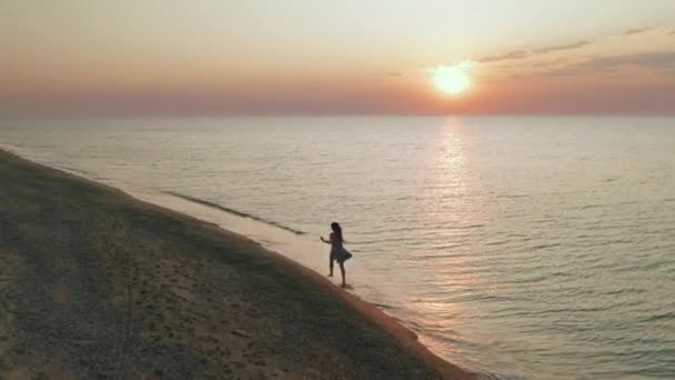 날씬한 스포티 한 여자는 해안가에 이른 아침에 혼자 실행 — 비디오