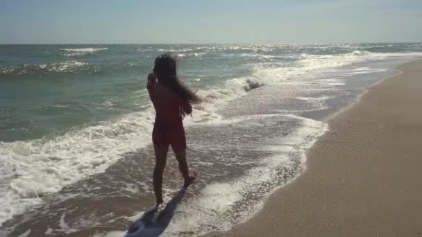 Пляжные бикини женщины-каракули гуляют на свободе весело. Радостная счастливая девушка расслабляется показывая радость и счастье в стройном теле для потери веса концепции диеты. Slow Motion — стоковое видео