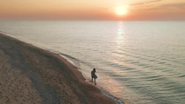 苗条的运动女人是独自运行在清晨在海岸。鸟瞰 — 图库视频影像