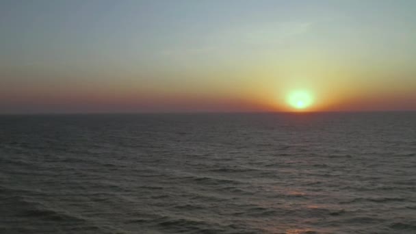 O belo nascer do sol do mar tropical. antena — Vídeo de Stock