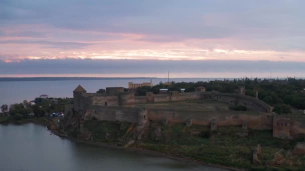 Vista aérea de la antigua fortaleza en Belgorod-Dniester al amanecer, Ucrania — Vídeo de stock