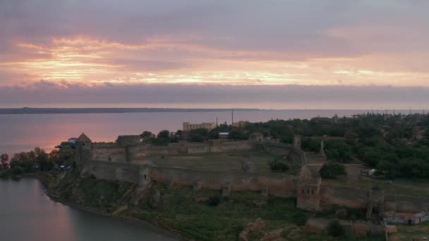Widok na starą fortecę w Belgorod-Dniestr o wschodzie słońca, Ukraina — Wideo stockowe
