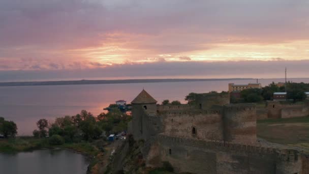 Luchtfoto van het oude fort in Belgorod-Dnjestrië bij zonsopgang, Oekraïne — Stockvideo