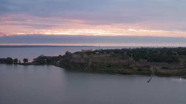 A légi felvétel a régi erőd, Belgorod-Dnyeszter napkeltekor, Ukrajna — Stock videók
