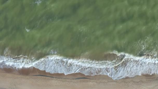Belle plage tropicale aérienne - une vue d'oiseau des vagues de l'océan qui s'écrasent 