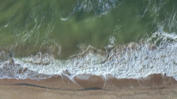 Piękna tropikalna plaża antena - widok z lotu ptaka fale oceanu awarii — Wideo stockowe