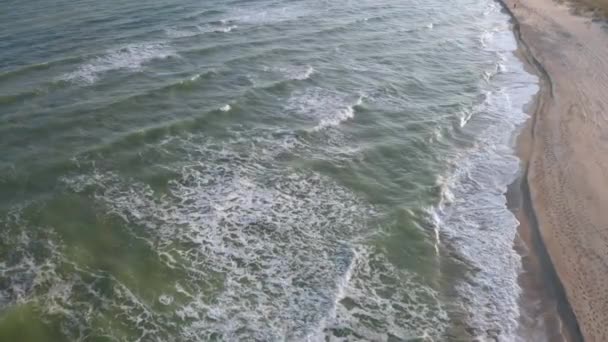 Hermosa playa tropical aérea - una vista de aves de olas del océano estrellándose — Vídeos de Stock