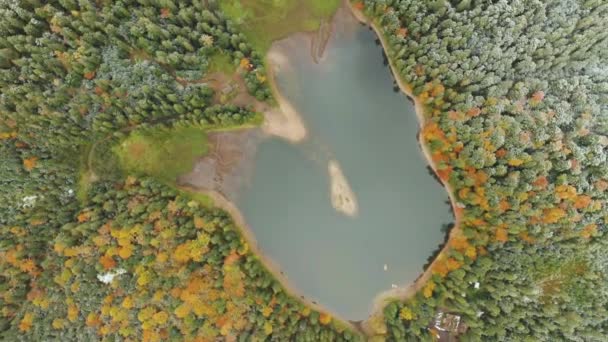 Sonbahar sırasında dağların ortasında büyük göl — Stok video