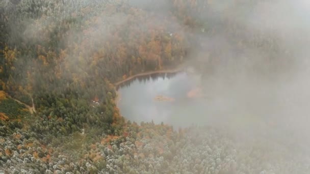 Велике озеро в середині гір протягом осені — стокове відео